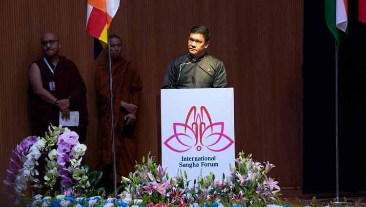 Главный министр штата Аруначал-Прадеш Шри Пема Кханду обращается к собравшимся на открытии Международного форума Сангхи – 2023. Бодхгая, штат Бихар, Индия. 20 декабря 2023 г. Фото: Тензин Чойджор (офис ЕСДЛ).