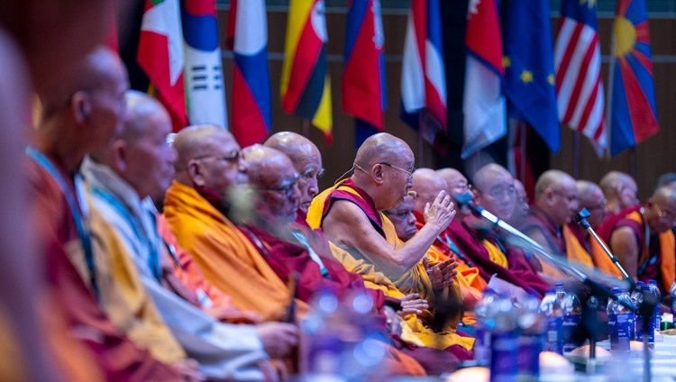 Его Святейшество Далай-лама произносит заключительную речь на открытии Международного форума Сангхи – 2023. Бодхгая, штат Бихар, Индия. 20 декабря 2023 г. Фото: Тензин Чойджор (офис ЕСДЛ).