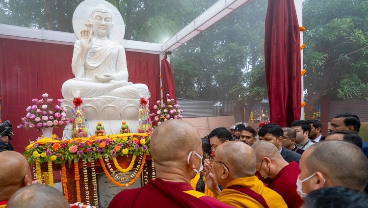 Его Святейшество Далай-лама освящает новую каменную статую Будды, установленную по заказу Комитета по управлению храмом Бодхгаи (BTMG) на площадке Калачакры. Бодхгая, штат Бихар, Индия. 29 декабря 2023 г. Фото: Тензин Чойджор (офис ЕСДЛ).