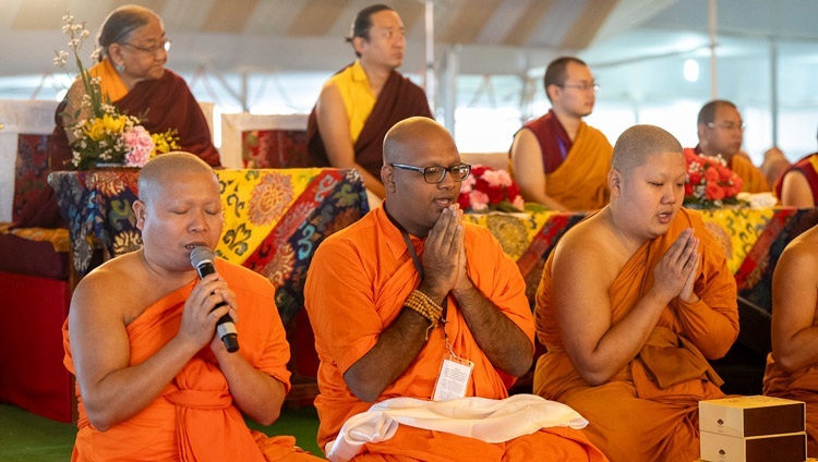 Монахи традиции тхеравада читают «Мангала-сутту» на пали в начале первого дня учений Его Святейшества Далай-ламы на площадке Калачакры. Бодхгая, штат Бихар, Индия. 29 декабря 2023 г. Фото: Тензин Чойджор (офис ЕСДЛ).
