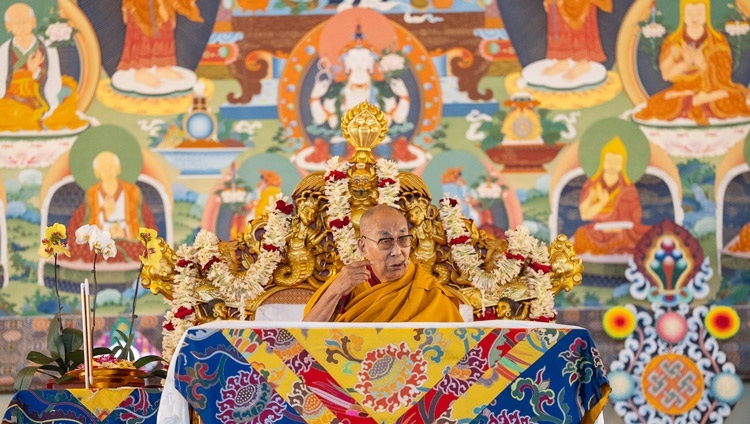 Его Святейшество Далай-лама обращается к слушателям во время первого дня учений, организованных на площадке Калачакры. Бодхгая, штат Бихар, Индия. 29 декабря 2023 г. Фото: Тензин Чойджор (офис ЕСДЛ). 