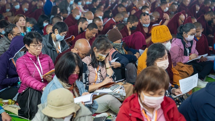 Члены 50-тысячной аудитории следят за текстом во время учений Его Святейшества Далай-ламы по произведению Нагарджуны «Восхваление дхармадхату». Бодхгая, штат Бихар, Индия. 29 декабря 2023 г. Фото: Тензин Чойджор (офис ЕСДЛ).