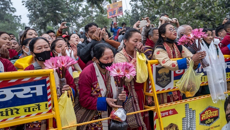 Люди, выстроившиеся вдоль дороги от тибетского монастыря к площадке Калачакры, надеются хоть краем глаза увидеть Его Святейшество Далай-ламу. Бодхгая, штат Бихар, Индия. 30 декабря 2023 г. Фото: Тензин Чойджор (офис ЕСДЛ).