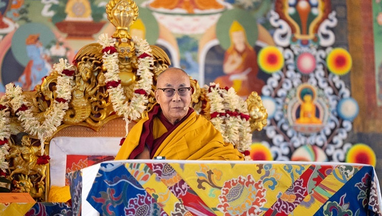 Его Святейшество Далай-лама обращается к слушателям во время второго дня учений, организованных на площадке Калачакры. Бодхгая, штат Бихар, Индия. 30 декабря 2023 г. Фото: Тензин Чойджор (офис ЕСДЛ).