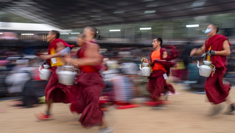 Монахи-волонтеры спешат угостить чаем более чем 50-тысячную аудиторию, собравшуюся на учения Его Святейшества Далай-ламы. Бодхгая, штат Бихар, Индия. 30 декабря 2023 г. Фото: Тензин Чойджор (офис ЕСДЛ).