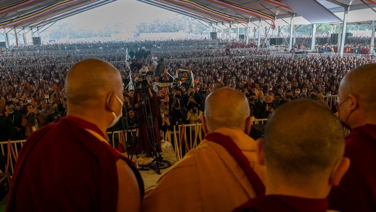 Его Святейшество Далай-лама машет рукой на прощание по завершении второго дня учений на площадке Калачакры. Бодхгая, штат Бихар, Индия. 30 декабря 2023 г. Фото: Тензин Чойджор (офис ЕСДЛ).
