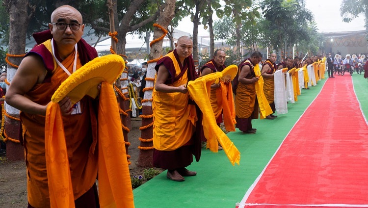 Монахи выстроились вдоль подъездной дорожки, ведущей к площадке Калачакры, в ожидании прибытия Его Святейшества Далай-ламы. Бодхгая, штат Бихар, Индия. 1 января 2024 г. Фото: Тензин Чойджор (офис ЕСДЛ).