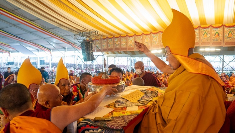 Ганден Три Ринпоче совершает ритуальные подношения Его Святейшеству Далай-ламе во время молебна о долголетии духовного лидера. Бодхгая, штат Бихар, Индия. 1 января 2024 г. Фото: Тензин Чойджор (офис ЕСДЛ).
