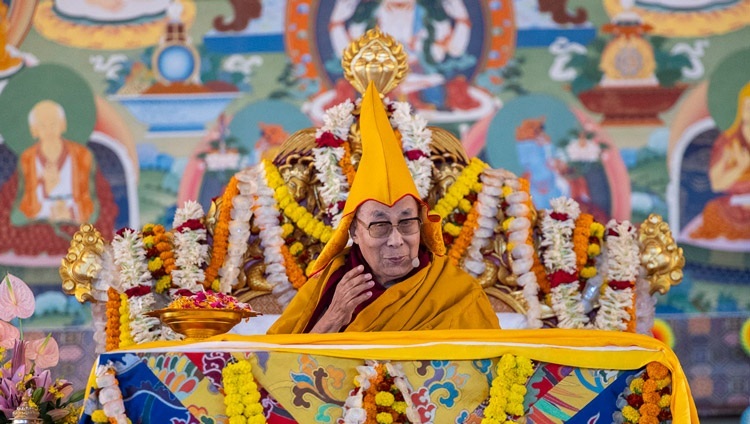 Его Святейшество Далай-лама обращается к собравшимся во время церемонии подношения молебна о долголетии. Бодхгая, штат Бихар, Индия. 1 января 2024 г. Фото: дост. Замлинг Норбу (офис ЕСДЛ).