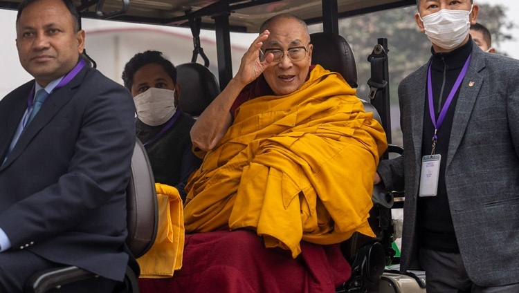 Его Святейшество Далай-лама машет рукой на прощание, возвращаясь в тибетский монастырь. Бодхгая, штат Бихар, Индия. 1 января 2024 г. Фото: Тензин Чойджор (офис ЕСДЛ).