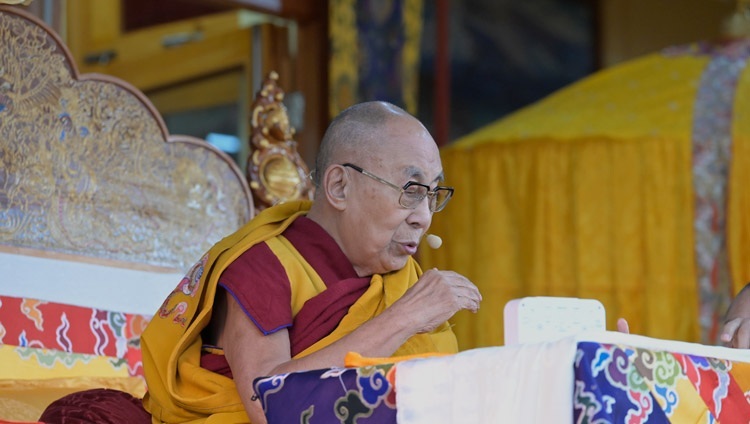 Его Святейшество Далай-лама обращается к слушателям во время учений, организованных по случаю Дня явления чудесных сил Будды Шакьямуни. Дхарамсала, штат Химачал-Прадеш, Индия. 24 февраля 2024 г. Фото: дост. Замлинг Норбу (офис ЕСДЛ).