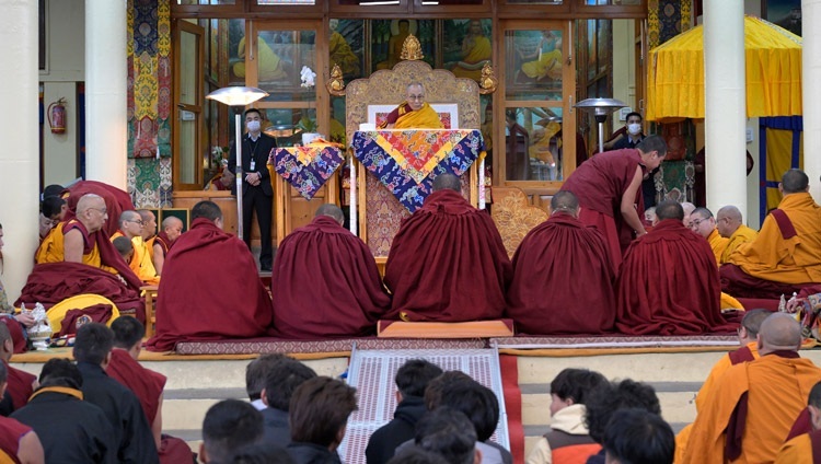 Его Святейшество Далай-лама дарует учения по случаю Дня явления чудесных сил Будды Шакьямуни. Дхарамсала, штат Химачал-Прадеш, Индия. 24 февраля 2024 г. Фото: дост. Замлинг Норбу (офис ЕСДЛ).