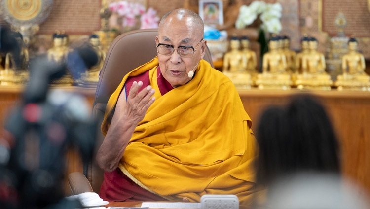 Его Святейшество Далай-лама беседует с молодыми лидерами, участвующими в стипендиальной программе им. Далай-ламы, и прибывшей с ними группой приглашенных гостей. Дхарамсала, штат Химачал-Прадеш, Индия. 20 марта 2024 г. Фото: дост. Замлинг Норбу (офис ЕСДЛ).