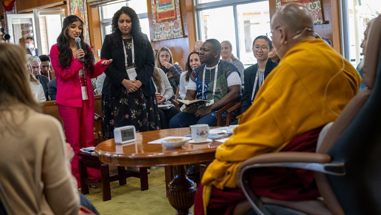 Молодые лидеры, участвующие в стипендиальной программе им. Далай-ламы, задают вопрос Его Святейшеству. Дхарамсала, штат Химачал-Прадеш, Индия. 20 марта 2024 г. Фото: дост. Тензин Джампхел (офис ЕСДЛ).