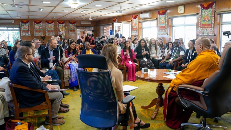 Вид на зал собраний во время встречи Его Святейшества Далай-ламы с молодыми лидерами, участвующими в стипендиальной программе им. Далай-ламы, и прибывшей с ними группой приглашенных гостей. Дхарамсала, штат Химачал-Прадеш, Индия. 20 марта 2024 г. Фото: дост. Тензин Джампхел (офис ЕСДЛ).