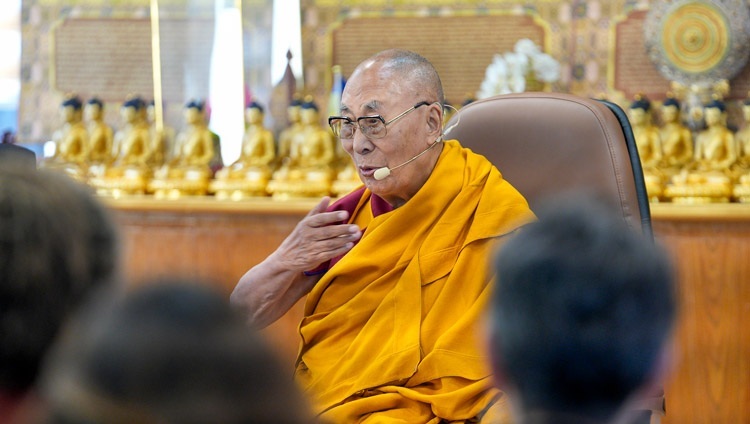 Его Святейшество Далай-лама отвечает на вопросы во время второго дня беседы Его Святейшества с молодыми лидерами, участвующими в стипендиальной программе им. Далай-ламы. Дхарамсала, штат Химачал-Прадеш, Индия. 21 марта 2024 г. Фото: дост. Тензин Джампхел (офис ЕСДЛ).