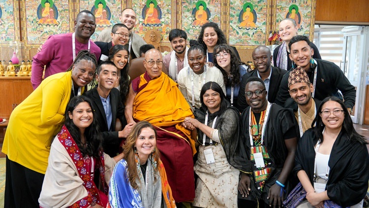 Его Святейшество Далай-лама фотографируется со стипендиатами, принявшими участие в двухдневной беседе, организованной в его резиденции. Дхарамсала, штат Химачал-Прадеш, Индия. 21 марта 2024 г. Фото: дост. Тензин Джампхел (офис ЕСДЛ).