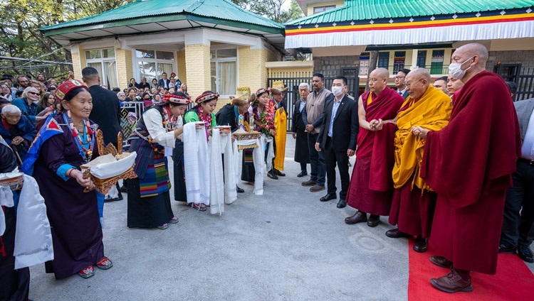По прибытии во двор главного тибетского храма Его Святейшеству Далай-ламе подносят традиционное тибетское приветствие чема чангпу. Дхарамсала, штат Химачал-Прадеш, Индия. 3 апреля 2024 г. Фото: дост. Тензин Джампхел (офис ЕСДЛ).