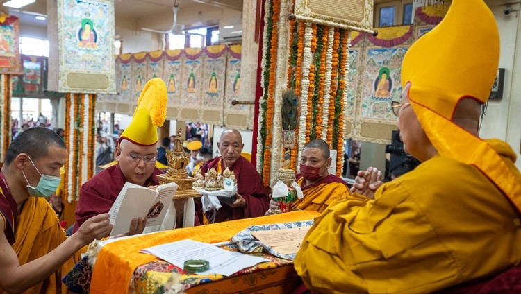 Линг Ринпоче совершает подношение Его Святейшеству Далай-ламе во время молебна о долголетии духовного лидера. Дхарамсала, штат Химачал-Прадеш, Индия. 3 апреля 2024 г. Фото: дост. Тензин Джампхел (офис ЕСДЛ).