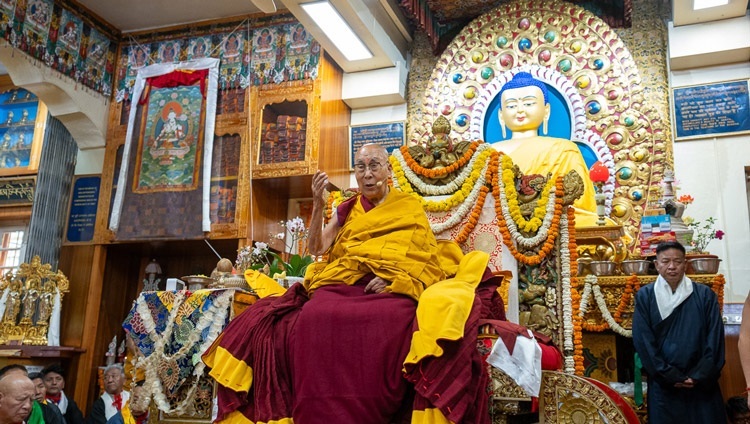Его Святейшество Далай-лама обращается к собравшимся во время молебна о долголетии, организованного для него ассоциацией Тёпа и народом Пуранга. Дхарамсала, штат Химачал-Прадеш, Индия. 3 апреля 2024 г. Фото: дост. Тензин Джампхел (офис ЕСДЛ).