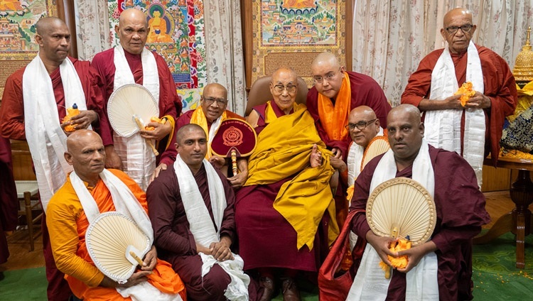 Его Святейшество Далай-лама фотографируется с участниками делегации, которая передала ему в дар ступу со священными реликвиями Будды. Дхарамсала, штат Химачал-Прадеш, Индия. 4 апреля 2024 г. Фото: Тензин Чойджор (офис ЕСДЛ).