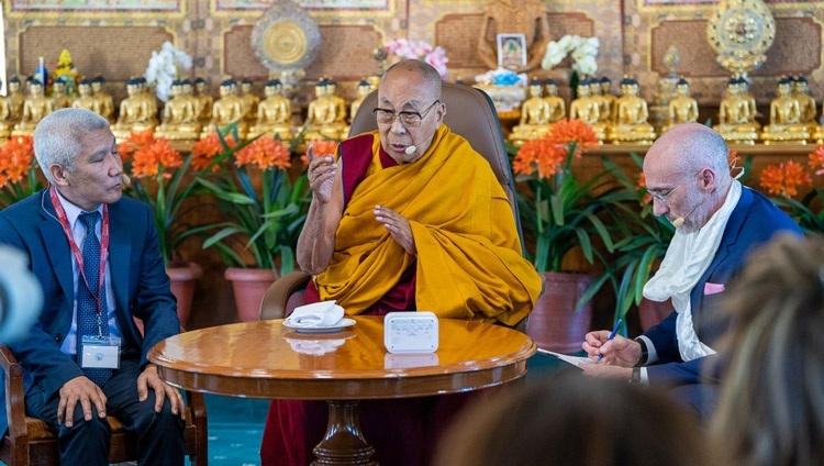 Его Святейшество Далай-лама выступает с обращением во время первого дня двухдневного Саммита по трансцендентности, организованного Лабораторией лидерства и счастья. Дхарамсала, штат Химачал-Прадеш, Индия. 8 апреля 2024 г. Фото: Тензин Чойджор (офис ЕСДЛ).