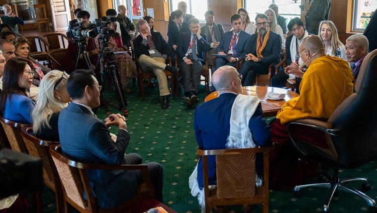 Вид на зал собраний резиденции Его Святейшества Далай-ламы во время первого дня двухдневного Саммита по трансцендентности, организованного Лабораторией лидерства и счастья. Дхарамсала, штат Химачал-Прадеш, Индия. 8 апреля 2024 г. Фото: Тензин Чойджор (офис ЕСДЛ).