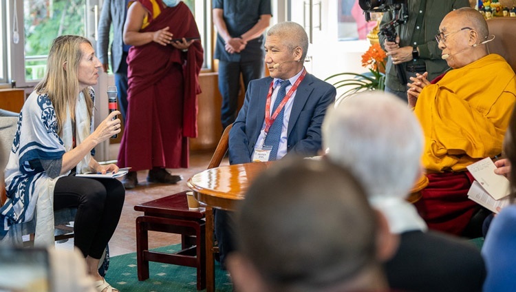 Одна из ученых, принимающих участие в Саммите по трансцендентности, задает вопрос Его Святейшеству Далай-ламе. Дхарамсала, штат Химачал-Прадеш, Индия. 8 апреля 2024 г. Фото: Тензин Чойджор (офис ЕСДЛ).
