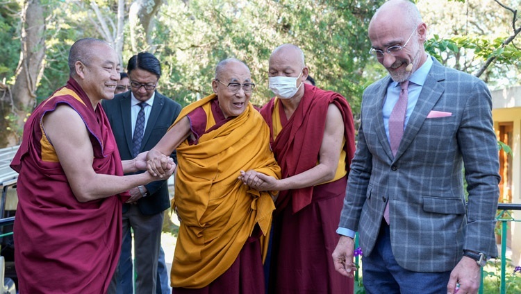 Профессор Артур Брукс сопровождает Его Святейшество Далай-ламу, который направляется в зал собраний своей резиденции в начале второго дня двухдневного Саммита по трансцендентности. Дхарамсала, штат Химачал-Прадеш, Индия. 9 апреля 2024 г. Фото: Тензин Чойджор (офис ЕСДЛ).
