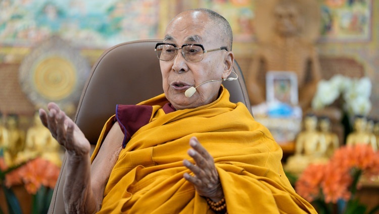 Его Святейшество Далай-лама выступает с обращением во время второго дня двухдневного Саммита по трансцендентности, организованного Лабораторией лидерства и счастья. Дхарамсала, штат Химачал-Прадеш, Индия. 9 апреля 2024 г. Фото: Тензин Чойджор (офис ЕСДЛ).