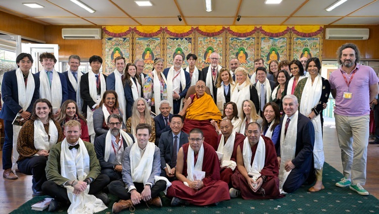 Его Святейшество Далай-лама фотографируется с участниками Саммита по трансцендентности, организованного Лабораторией лидерства и счастья. Дхарамсала, штат Химачал-Прадеш, Индия. 9 апреля 2024 г. Фото: дост. Замлинг Норбу (офис ЕСДЛ).