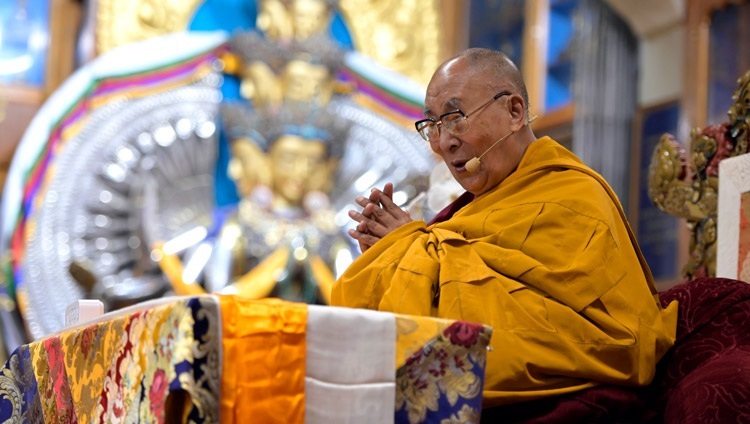 Его Святейшество Далай-лама обращается к собравшимся во время первого дня учений, организованных по просьбе буддистов Монголии. Дхарамсала, штат Химачал-Прадеш, Индия. 19 апреля 2024 г. Фото: дост. Замлинг Норбу (офис ЕСДЛ).