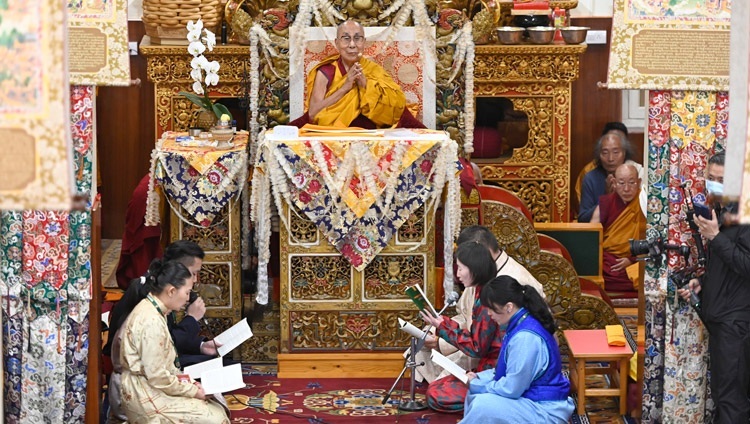 Буддисты из Монголии читают «Сутру сердца» на монгольском языке в начале второго дня учений Его Святейшества Далай-ламы. Дхарамсала, штат Химачал-Прадеш, Индия. 20 апреля 2024 г. Фото: дост. Замлинг Норбу (офис ЕСДЛ).