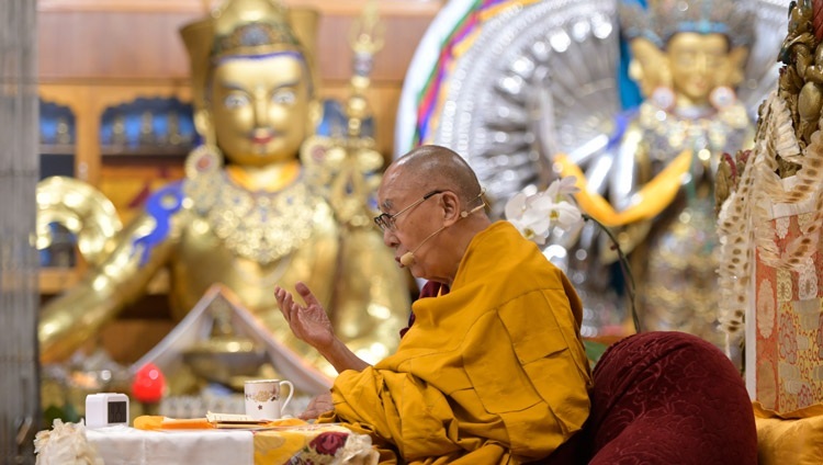 Его Святейшество Далай-лама обращается к собравшимся во время второго дня учений, организованных по просьбе буддистов Монголии. Дхарамсала, штат Химачал-Прадеш, Индия. 20 апреля 2024 г. Фото: дост. Замлинг Норбу (офис ЕСДЛ).