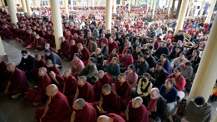 Некоторые из более чем 6000 слушателей, собравшихся на учения Его Святейшества Далай-ламы, расположились во дворе главного тибетского храма. Дхарамсала, штат Химачал-Прадеш, Индия. 20 апреля 2024 г. Фото: дост. Замлинг Норбу (офис ЕСДЛ).