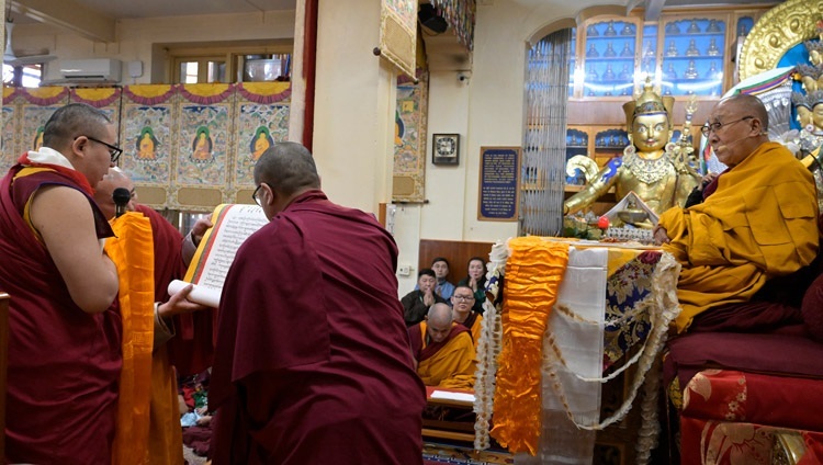 Ламын-гэгэн читает обращение к Его Святейшеству Далай-ламе во время второго дня учений, организованных по просьбе буддистов Монголии. Дхарамсала, штат Химачал-Прадеш, Индия. 20 апреля 2024 г. Фото: дост. Замлинг Норбу (офис ЕСДЛ).