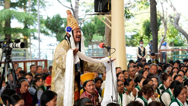 Участник 27-го тибетского оперного фестиваля «Шотон» выступает перед Его Святейшеством Далай-ламой во дворе главного тибетского храма. Дхарамсала, штат Химачал-Прадеш, Индия. 22 апреля 2024 г. Фото: дост. Тензин Джампхел (офис ЕСДЛ).