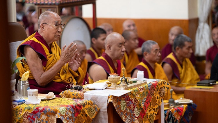 Его Святейшество Далай-лама участвует в молитвенном собрании «Мани дхундуб» в главном тибетском храме. Дхарамсала, штат Химачал-Прадеш, Индия. 11 мая 2024 г. Фото: дост. Замлинг Норбу (офис ЕСДЛ).
