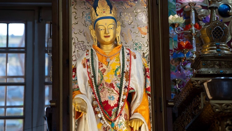 Сандаловая статуя Авалокитешвары, известная как Кьиронг Джово, установленная в главном тибетском храме в дни священного месяца Сага Дава. Дхарамсала, штат Химачал-Прадеш, Индия. 11 мая 2024 г. Фото: Тензин Чойджор (офис ЕСДЛ).