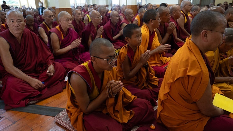 Монахи читают молитвы во время молитвенного собрания «Мани дхундуб», в котором участвует Его Святейшество Далай-лама. Дхарамсала, штат Химачал-Прадеш, Индия. 11 мая 2024 г. Фото: Тензин Чойджор (офис ЕСДЛ).