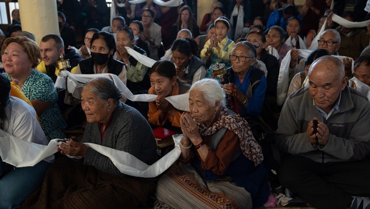 Миряне из местных тибетской и гималайской общин ожидают увидеть Его Святейшество Далай-ламу, в то время как он покидает главный тибетский храм после посещения молитвенного собрания «Мани дхундуб». Дхарамсала, штат Химачал-Прадеш, Индия. 11 мая 2024 г. Фото: Тензин Чойджор (офис ЕСДЛ).