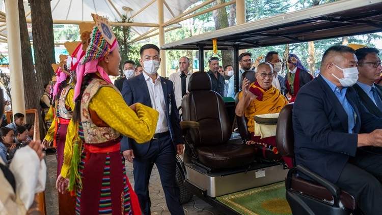 Юные тибетцы в традиционных костюмах выступают во дворе главного тибетского храма, в то время как Его Святейшество Далай-лама прибывает для дарования учений. Дхарамсала, штат Химачал-Прадеш, Индия. 3 июня 2024 г. Фото: Тензин Чойджор (офис ЕСДЛ).
