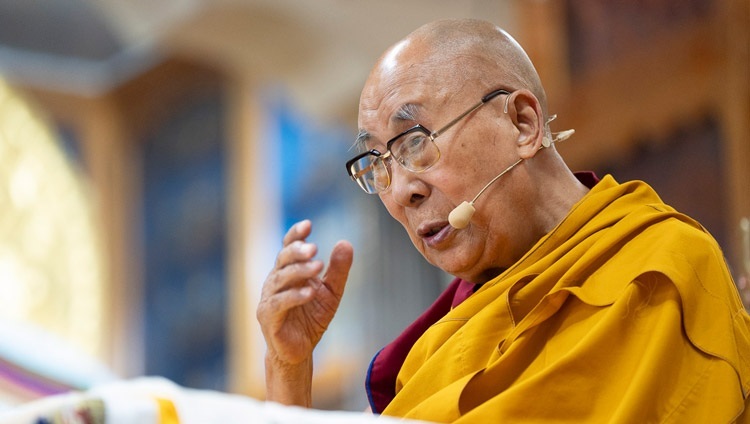 Его Святейшество Далай-лама обращается к слушателям, которые собрались на учения, организованные по просьбе тибетской молодежи. Дхарамсала, штат Химачал-Прадеш, Индия. 3 июня 2024 г. Фото: Тензин Чойджор (офис ЕСДЛ).