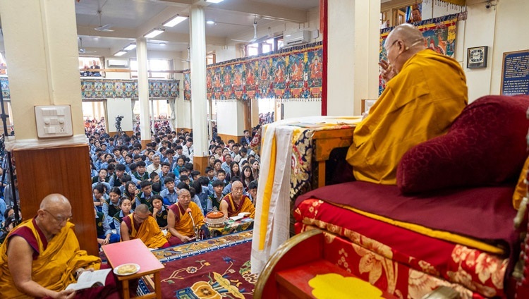 Его Святейшество Далай-лама читает составленное им сочинение «Ключ к срединному пути» во время первого дня учений для тибетской молодежи. Дхарамсала, штат Химачал-Прадеш, Индия. 3 июня 2024 г. Фото: Тензин Чойджор (офис ЕСДЛ).