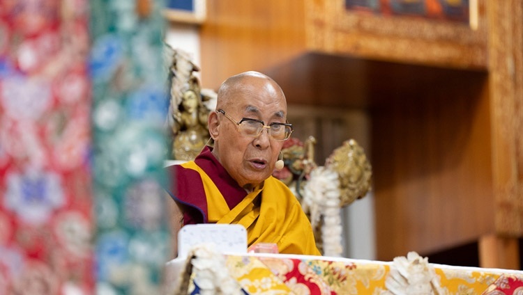 Его Святейшество Далай-лама обращается к слушателям, которые собрались на учения, организованные по просьбе тибетской молодежи. Дхарамсала, штат Химачал-Прадеш, Индия. 4 июня 2024 г. Фото: Тензин Чойджор (офис ЕСДЛ).