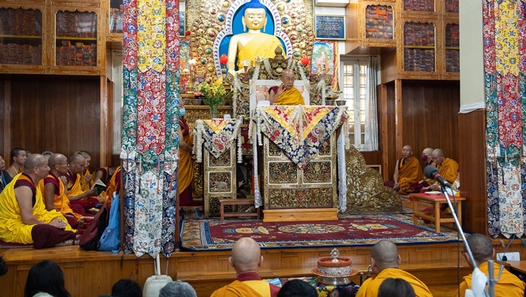Его Святейшество Далай-лама дарует комментарий к составленному им сочинению «Ключ к срединному пути» во время второго дня учений для тибетской молодежи. Дхарамсала, штат Химачал-Прадеш, Индия. 4 июня 2024 г. Фото: Тензин Чойджор (офис ЕСДЛ).