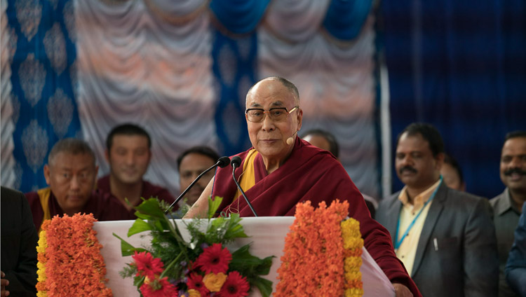 Его Святейшество Далай-лама читает лекцию о важности светской этики в Тумкурском университете. Фото: Тензин Чойджор.
