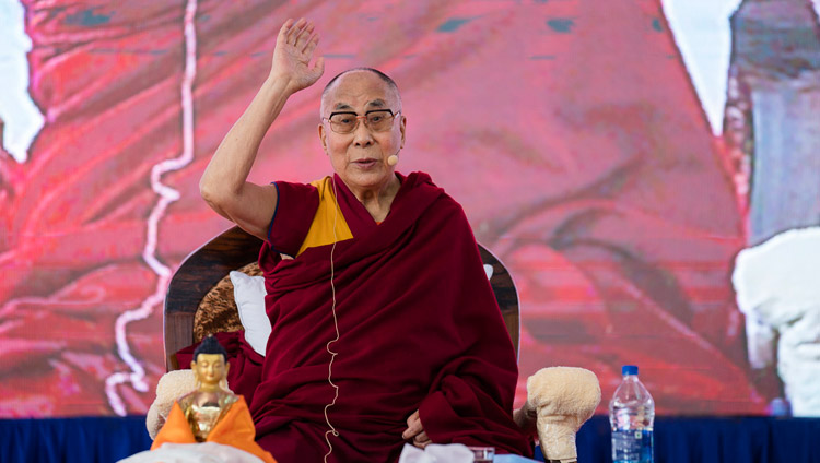 Его Святейшество Далай-лама просит слушателей поднять руки в случае положительного ответа на заданный им вопрос в ходе лекции в Тумкурском университете. Фото: Тензин Чойджор.