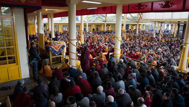 Его Святейшество Далай-лама дарует учения по случаю Дня чудес. Фото: Тензин Чойджор.
