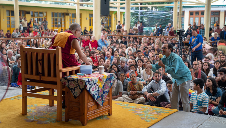 Один из слушателей задает вопрос Его Святейшеству Далай-ламе во время встречи с индийскими и иностранными туристами. Фото: Тензин Чойджор.